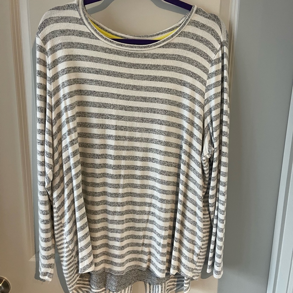 Woman’s sweater size 1x